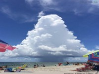 Eine weie Wolke am Himmel