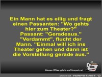 Ein Mann hat es eilig und fragt einen Passanten