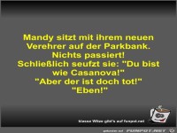 Mandy sitzt mit ihrem neuen Verehrer auf der Parkbank