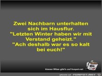 Zwei Nachbarn unterhalten sich im Hausflur