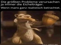 Eichh�rnchen mit gro�er Eichel