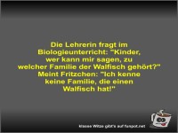 Die Lehrerin fragt im Biologieunterricht