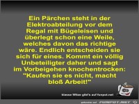 Ein P�rchen steht in der Elektroabteilung vor dem Regal mit