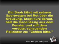 Ein Snob fährt mit seinem Sportwagen bei Rot über die...