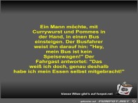 Ein Mann m�chte, mit Currywurst und Pommes in der Hand, in