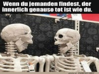 Skelette beim Smalltalk im Supermarkt