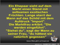 Ein Ehepaar sieht auf dem Markt einen Stand mit seltsamen...