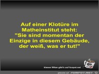 Auf einer Klot�re im Matheinstitut steht