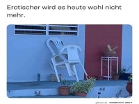 Kreative Stuhlkombination auf der Terrasse