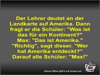 Der Lehrer deutet an der Landkarte auf Amerika