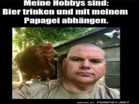 Neues Haustier: Der coole Papagei auf der Schulter!