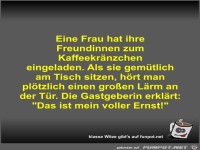 Eine Frau hat ihre Freundinnen zum Kaffeekränzchen...
