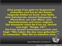 Eine junge Frau geht im Supermarkt einkaufen und hat an der