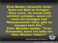 Eine Mutter versucht, ihren Sohn ins Bett zu bringen