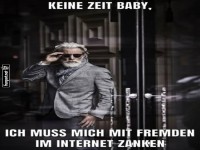 Eleganter Mann mit humorvollem Spruch