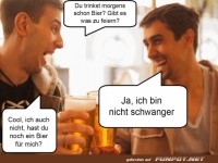 Zwei Mnner stoen mit Bier an und scherzen