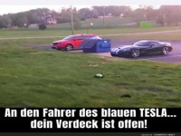 An den Fahrer des blauen TESLA... dein Verdeck ist offen!