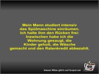 Mein Mann studiert intensiv das Sp�lmaschine einr�umen