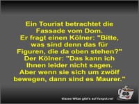 Ein Tourist betrachtet die Fassade vom Dom
