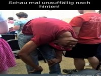 Unauff�llig nach hinten schauen