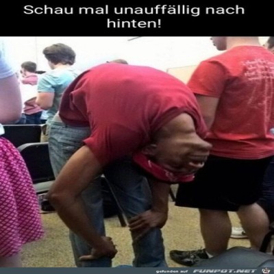 Unauff&auml;llig-nach-hinten-schauen.jpg von Ole