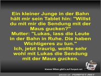 Ein kleiner Junge in der Bahn h�lt mir sein Tablet hin