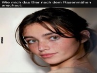 L�chelnde Person blickt nach links