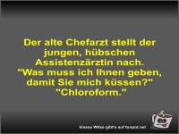 Der alte Chefarzt stellt der jungen