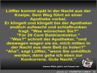 Löffler kommt spät in der Nacht aus der Kneipe