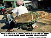 Mit Sandalen auf dem Moped