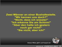 Zwei Männer an einer Bushaltestelle