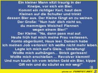 einkleiner mann sitzt traurig in der kneipe kommt ein echter