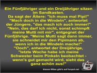 Ein Fnfjhriger und ein Dreijhriger sitzen im Sandkasten