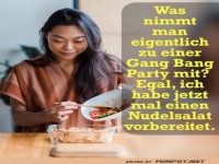 Frau bereitet Nudelsalat f�r eine Feier vor