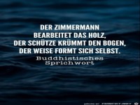 Der Zimmermann bearbeitet das Holz