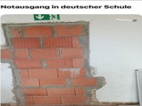 Gesperrter Notausgang in einer Schule