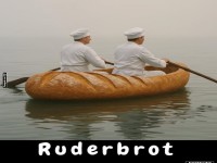 Zwei Bcker rudern in einem Brot-Kanu