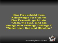 Eine Frau schiebt ihren Kinderwagen vor sich her