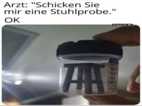 Witzige Stuhlprobe in einem Becher