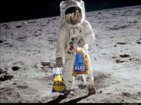 Astronaut mit Einkaufstüten auf dem Mond