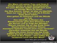 Ein Mann mit seiner Frau und ihren 8 Kinder warten an einer