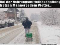 M�nner trotzen Schnee f�r Lebensmittel