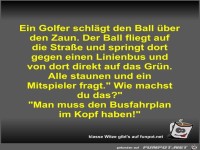 Ein Golfer schlgt den Ball ber den Zaun