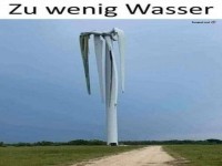 Verbogene Windkraftanlage humorvoll dargestellt