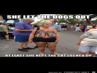 barbusige, alte Frau