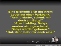 Eine Blondine sitzt mit ihrem Lover auf einer Parkbank