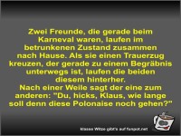 Zwei Freunde, die gerade beim Karneval waren, laufen im...