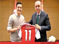 Oezil kuendigt um mehr Zeit mit Erdogan zu haben