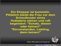 Ein Ehepaar ist bummeln