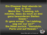 Ein Ehepaar liegt abends im Bett